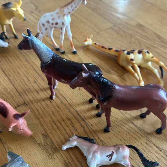 37 Toy Animals Take as a Lot. - Picture 5 of 7